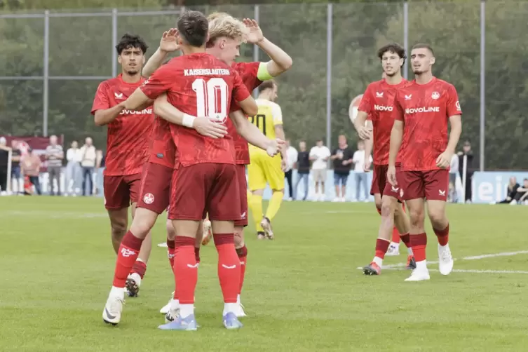 Der FCK II pflügt durch die Oberliga.Mit dabei: Mika Haas (Mitte), der auch bei den Profis zum Einsatz kommt. 