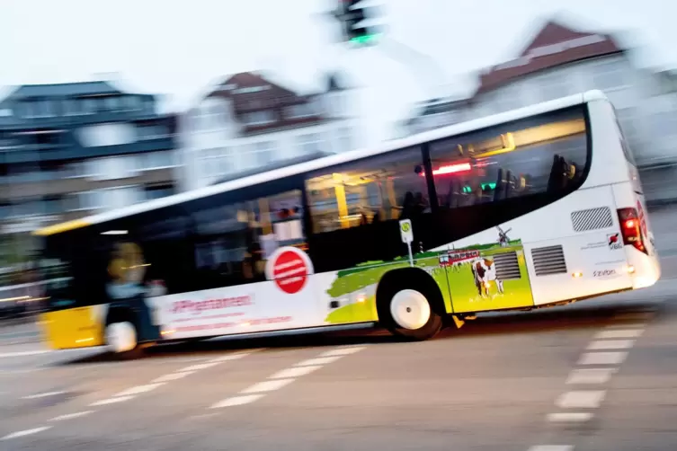 Der Busfahrer passte beim Abbiegen einen Moment lang nicht auf. 