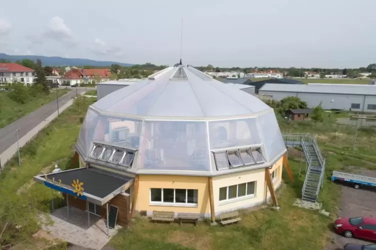 Fällt auf: das Solarhaus in Lachen-Speyerdorf. 