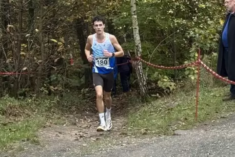 Hannes Ebener von der TSG Eisenberg beim Bad Dürkheimer Berglauf auf dem Weg zum Ziel am Bismarckturm. 