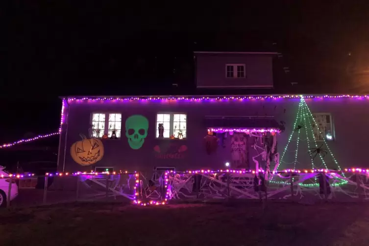 Manche Häuser sind regelrecht zum Gruseln: Halloween-Impressionen aus Waldmohr mit Kürbis, Spinnennetz und Totenkopf hat Markus 