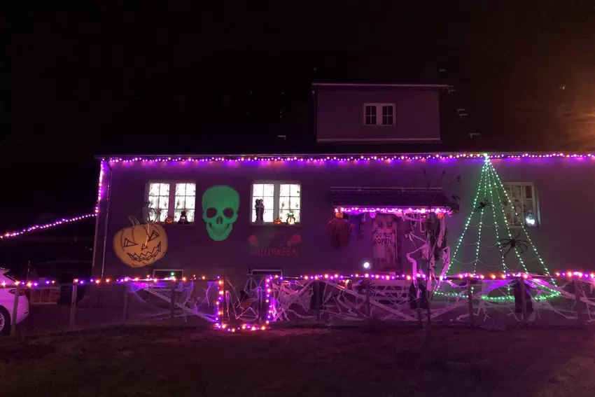 Manche Häuser sind regelrecht zum Gruseln: Halloween-Impressionen aus Waldmohr mit Kürbis, Spinnennetz und Totenkopf hat Markus