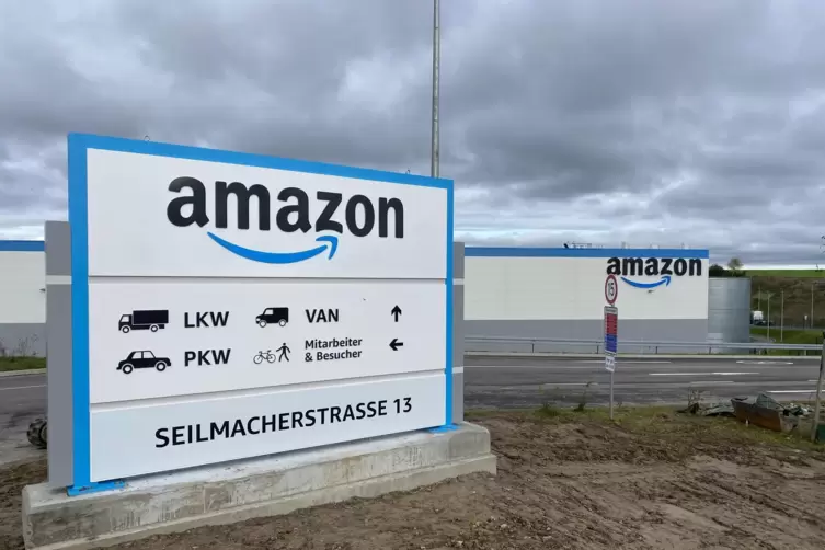 Im September ließ Amazon an zwei Seiten der Halle sein bekanntes Firmenlogo anbringen. An der Zufahrt steht mittlerweile ein gro