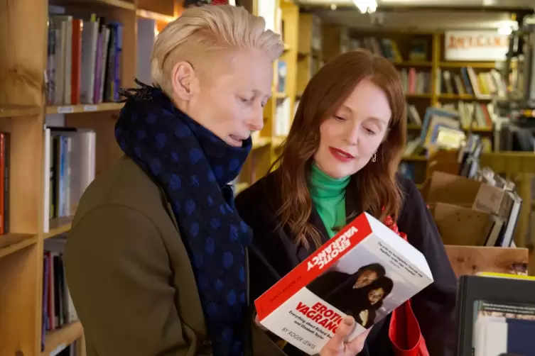 Überzeugen durch ihr intensives Spiel: Tilda Swinton als Martha und Julianne Moore als Ingrid in „The Room Next Door“. 