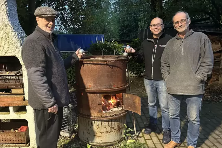 Johannes Horres, Ralf Gabriel und Klaus Heinrich Naab (von links) präsentieren den Kugelwärmer.