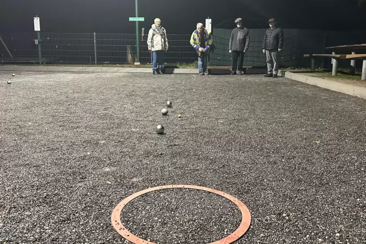 Die Flutlichter ermöglichen das aus Frankreich stammende Spiel auch an einem Winterabend. 