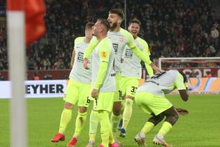 Beim bislang letzten Aufeinandertreffen in Düsseldorf unterlag der FCK mit 3:4. Ragnar Ache (rechts) wurde nach dem 3:0 von eine