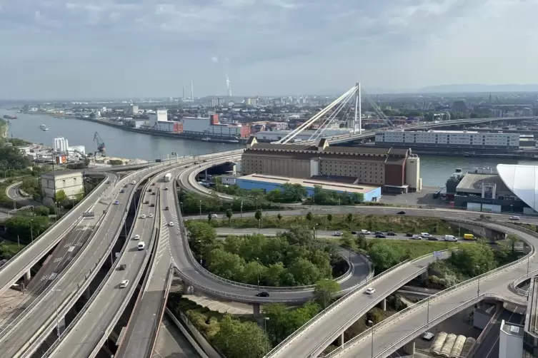 Betroffen ist der Bereich der Hochstraße Nord zwischen der Kurt-Schumacher-Brücke und dem Rathaus-Center sowie der Auffahrt am W