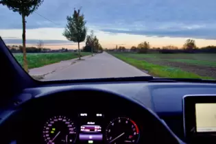 Die Situation ist verwirrend. Aktuell bietet sich dem Auge des Autofahrers eine schnurgerade breite Straße, an deren Seite schei