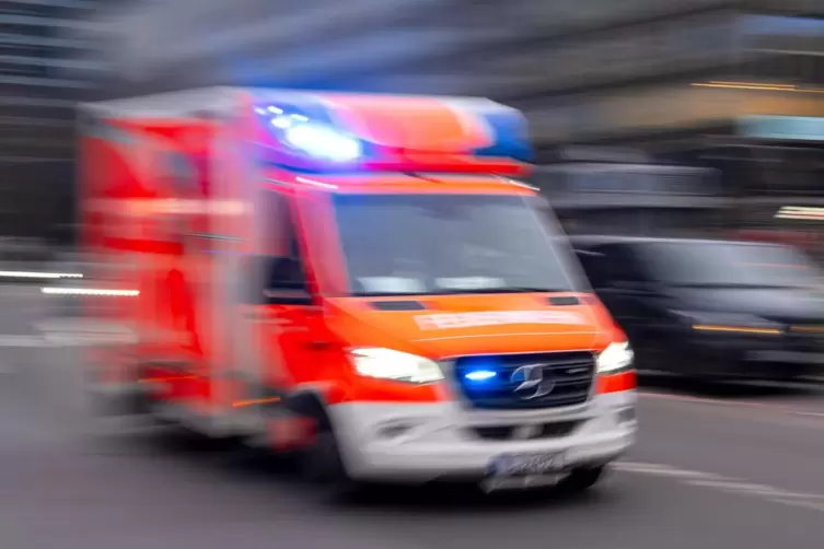 Die betrunkene Frau wurde in ein Krankenhaus gebracht. 