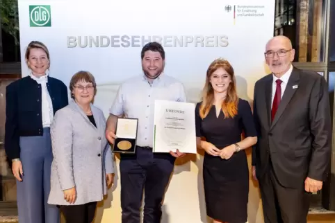 Ministerialdirektorin Gaby Kirschbaum (2.v.l.) und Freya von Czettritz, CEO der DLG Holding(links), überreichten Urkunde und Med