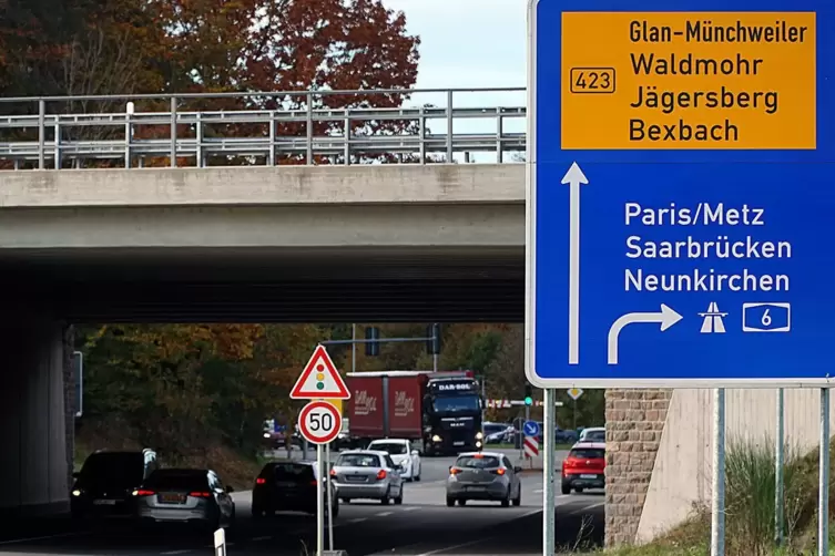 Das Verkehrsschild nahe der Bexbacher Straße an der Autobahn 6 macht aus Jägersburg seit zwei Jahren „Jägersberg“. Den Fehler si