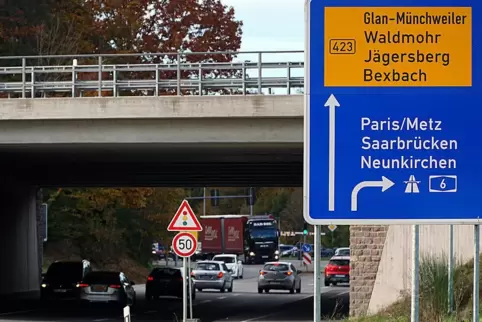 Das Verkehrsschild nahe der Bexbacher Straße an der Autobahn 6 macht aus Jägersburg seit zwei Jahren „Jägersberg“. Den Fehler si