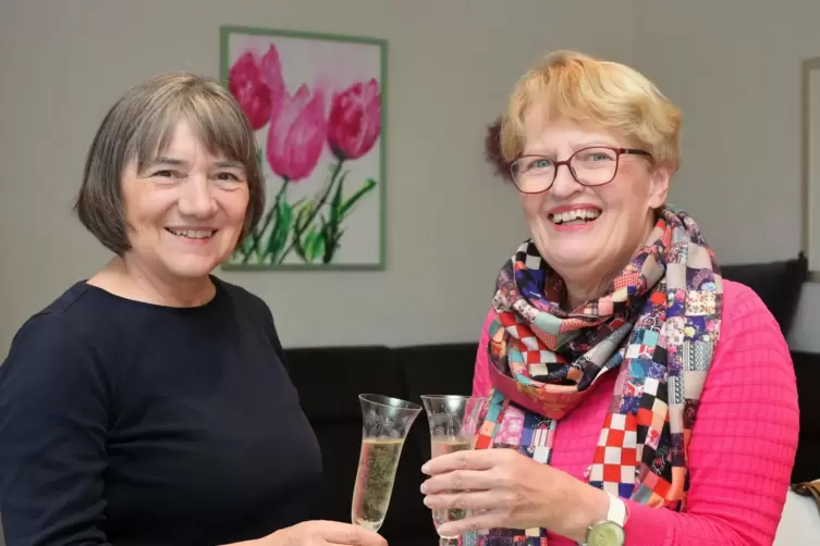 Gudrun Fuhrmann und Ingrid Schneider (v.li.) organisieren das Waldseer Singleessen.