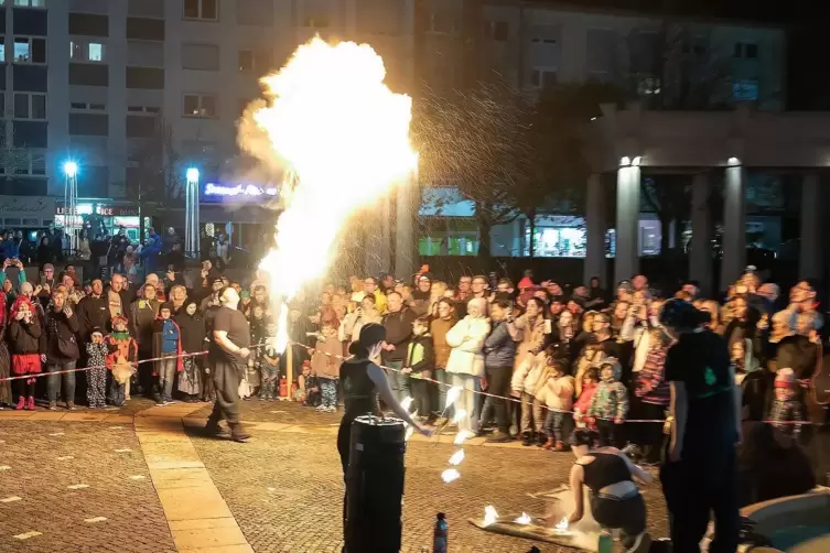 Beim Halloween-Spektakel wird es auch in diesem Jahr wieder eine Feuershow geben. Unser Bild entstand im vergangenen Jahr. 