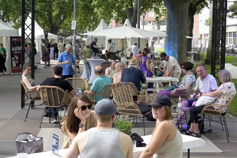 Beim Rheinuferfest hatte die BASF auf dem Ludwigsplatz in ihre Wein-Lounge eingeladen. Die neue Haltestelle soll direkt neben de