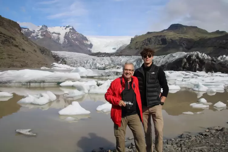 Zwei Weltentdecker: Michael Stephan mit Enkel Noah Zimmermann vor dem Gletscher Vatnajökull in Island.