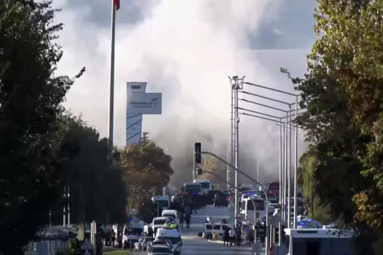 Rauchwolken steigen auf: das Unternehmensgelände der staatlichen türkischen Rüstungsfirma Tusas. 