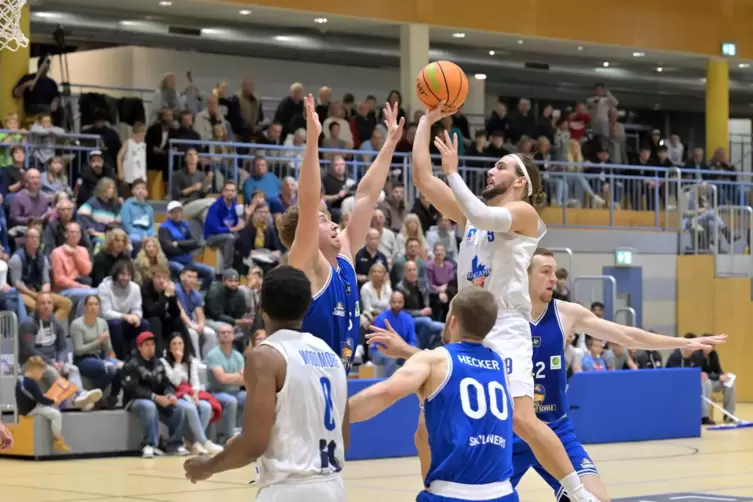 Wollen Siegesserie starten: Carlos Hidalgo Guijo (in Weiß am Ball) und die Ahorn Cam Baskets.