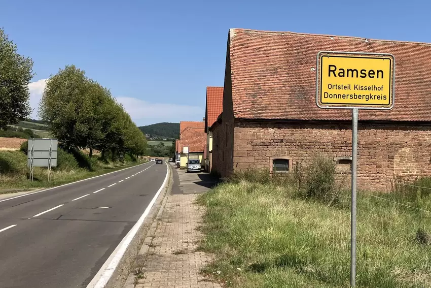 Offizieller Ortsteil von Ramsen: der Kisselhof. Die dort gerade verlaufende Landstraße verleitet nicht wenige zum Rasen.