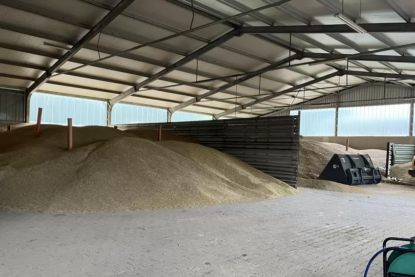 Landwirtschaftliches Zwischenlager für Hafer und Weizen in einer der Halle der Firma Carduck.