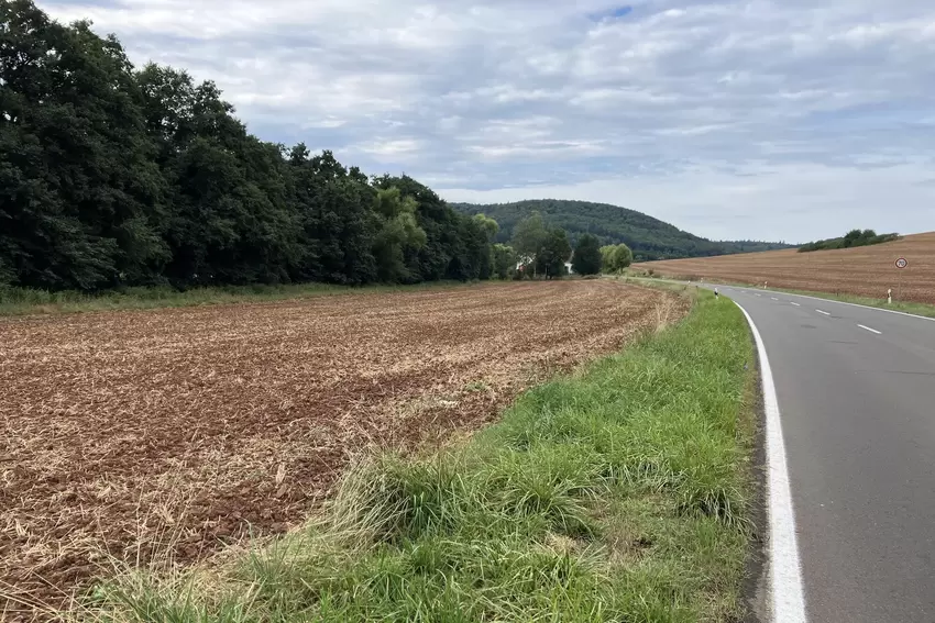 Rote Erde vorm Kisselhof. Die charakteristische Farbe des Lehmbodens ist auch ein Hinweis darauf, dass die Dachziegelwerke hier