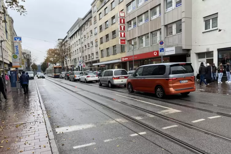 Stromausfall: Liegengebliebene Linie 6a in der Kaiser-Wilhelm-Straße. Dahinter stauen sich die Autos.