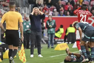 Bo Henriksen engagiert am Spielfeldrand.