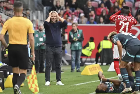 Bo Henriksen engagiert am Spielfeldrand.