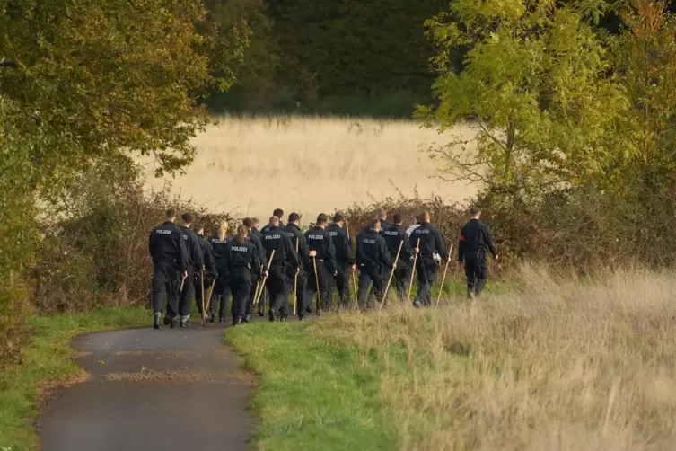 Die Polizei sucht nach der Tat die Umgebung ab. 