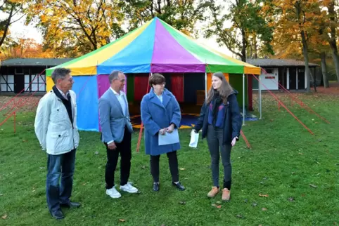 Scarlett Storzum (rechts) von der Jugendförderung stellt (von links) Hanno Gerwin, Rudolf Müller und Monika Kabs das Zelt vor.