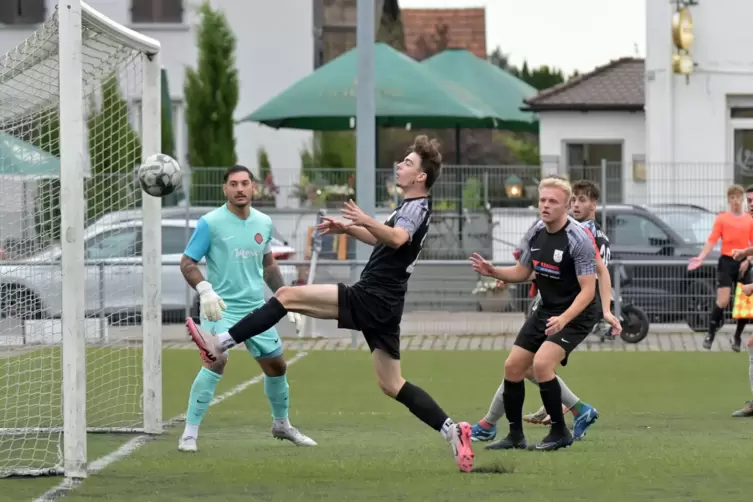 Wieder zurück im Phönix-Kader: Luca Krämer, der hier knapp an der Flanke vorbeispringt.