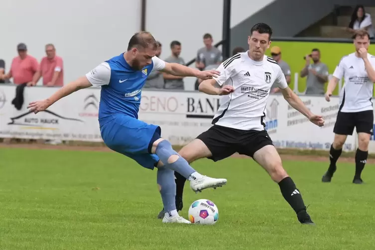 Dennis Scherrer (weißes Trikot) und seine Teamkollegen von der Spielvereinigung Waldfischbach/Burgalben erwarten am Sonntag den 