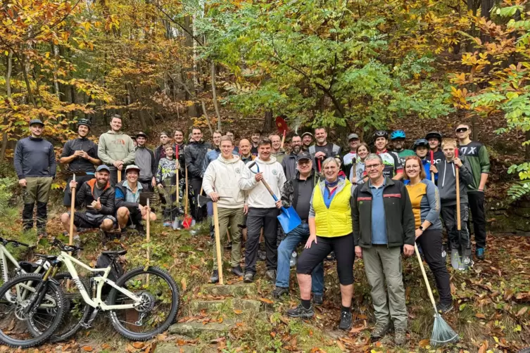 Mit großem Engagement und ebensolcher Vorfreude legen die Mitglieder des Radfahrervereins (RV) Edelweiß Deidesheim gerade den Na