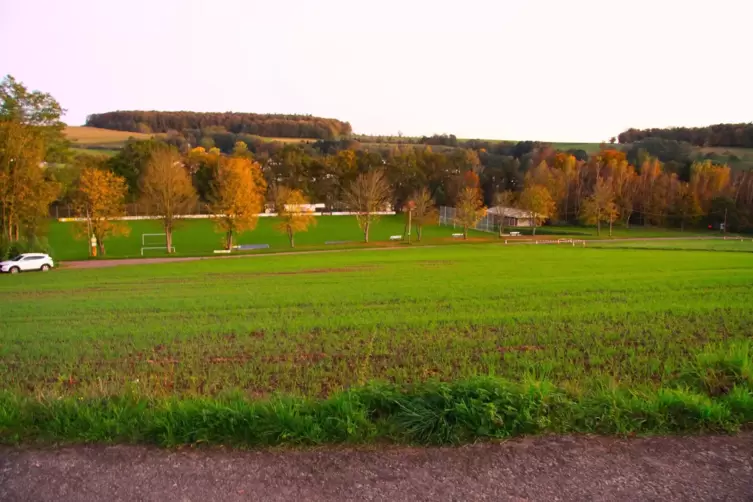 Auf der Ackerfläche "Am Heidenberg" über dem Rieschweiler Sportplatz soll der Solarpark gebaut werden.