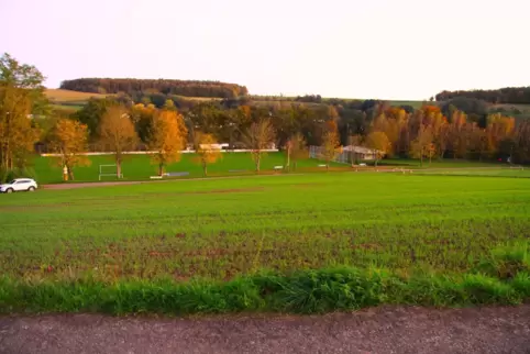 Auf der Ackerfläche "Am Heidenberg" über dem Rieschweiler Sportplatz soll der Solarpark gebaut werden.