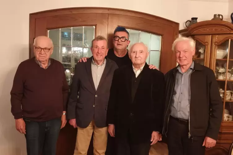 Von links nach rechts: Ehrenmitglieder Klaus Mersinger, Gottfried Nisslmüller, Vorsitzender Ralf Baier, Ehrenmitglieder Gerhard 