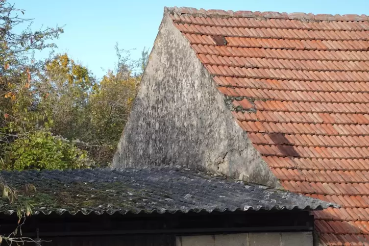 Die Giebelwand des Neuleininger Bauhofs hat Risse bekommen und könnte auf das Eternitdach der benachbarten Scheune fallen.