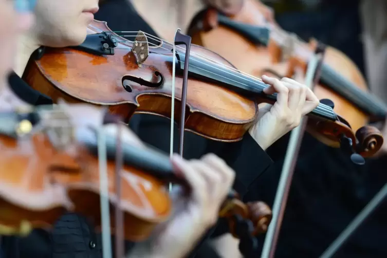 „Die Bratsch isch greeßer wie e Geich“, erklärt der Erklärer – mitten im Konzert und an der leisesten Stelle. 