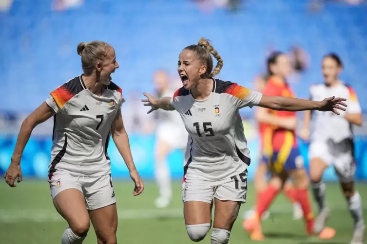 Bald Kapitänin? Giulia Gwinn (rechts, hier mit Lea Schüller). 