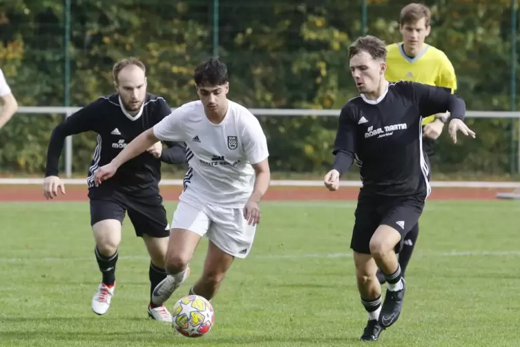 Samuele Gualtieri (Mitte) vom SV Kirchheimbolanden setzt sich im Heimspiel gegen die SG Meisenheim gegen zwei Gegner durch. 