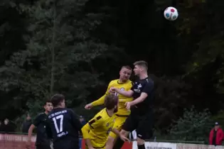 Beim SV Battweiler spielt mit der Nummer 29 André Homberg (gelbes Trikot, hier im Kopfballduell mit dem Rodalber Max Eichenlaub)