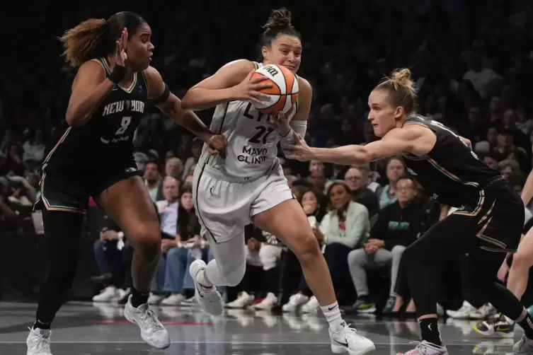 Nyara Sabally (links) und Leonie Fiebich (rechts) haben beim Titelgewinn der New York Liberty wichtige Rollen eingenommen. 