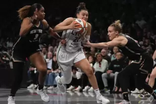 Nyara Sabally (links) und Leonie Fiebich (rechts) haben beim Titelgewinn der New York Liberty wichtige Rollen eingenommen.