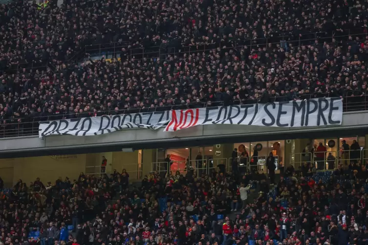 Ein einzelnes Banner – das ist alles was man über weite Strecken von den Ultràs der AC Mailand im Spiel gegen Udine wahrnimmt.