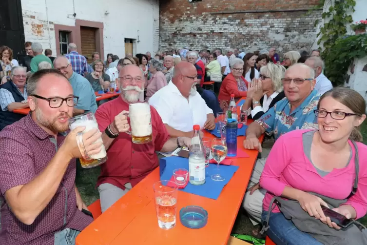 Pfälzer können feiern: Abschlussfest zu den Dreharbeiten zum ersten Teil.