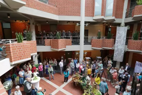 Die Jagdhornbläsergruppe bei der Eröffnung einer Kunstausstellung im Sommer im Kreishaus