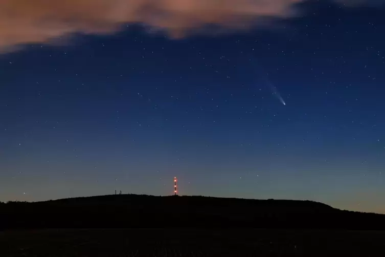 Das Warten hat sich gelohnt: Unser Leser Uwe Nielsen hat den Kometen Tsuchinshan-ATLAS über dem Donnersberg eingefangen. 