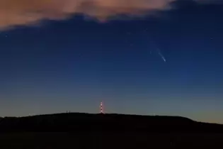 Das Warten hat sich gelohnt: Unser Leser Uwe Nielsen hat den Kometen Tsuchinshan-ATLAS über dem Donnersberg eingefangen.