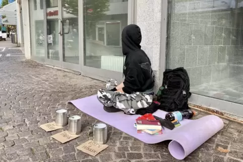 Sam sitzt seit Anfang Oktober in der Fußgängerzone und bittet um Geld für Bücher, Tabak oder Lebensmittel. Die Spender können si